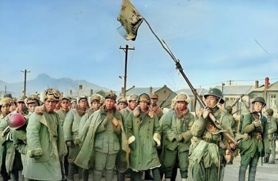 1946年9月，大批解放军战士被蒋军俘虏，但解放军战士显然不服气。他们手里的