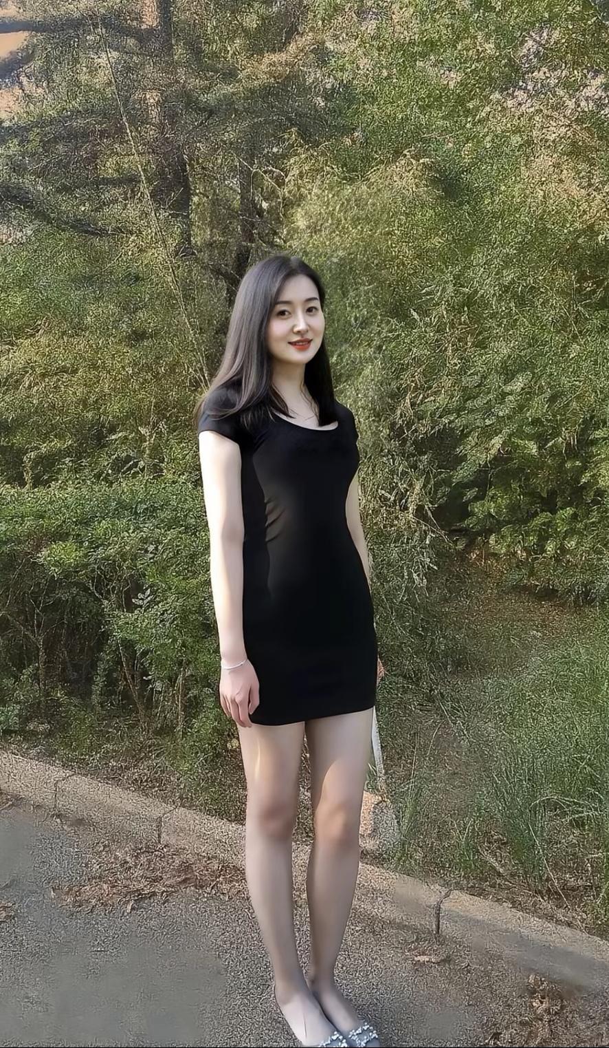 夏日清新穿搭，黑色连衣裙搭配银色凉鞋，轻松自然。