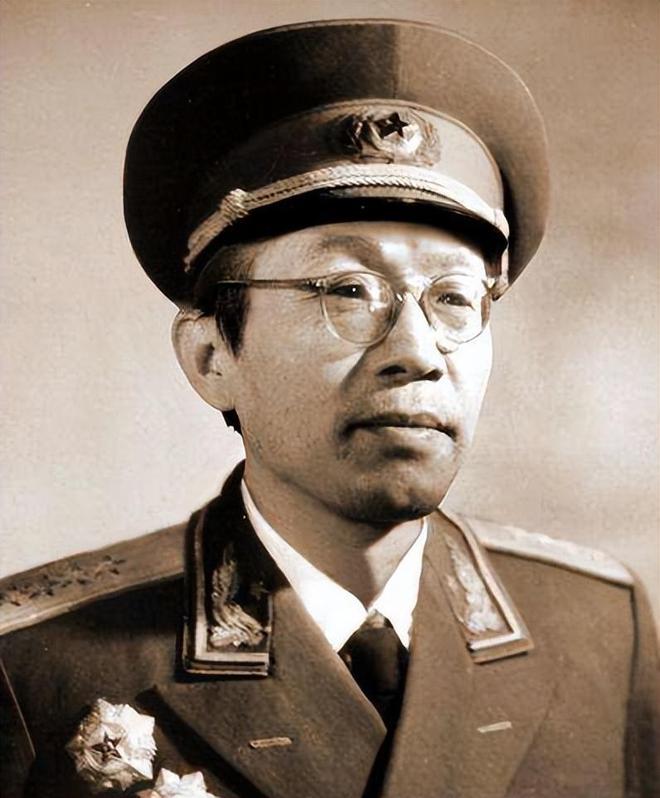 抗日战争时期，刘少奇命令八路军第四纵队东进作战，纵队政委黄克诚同意，纵队司令员彭