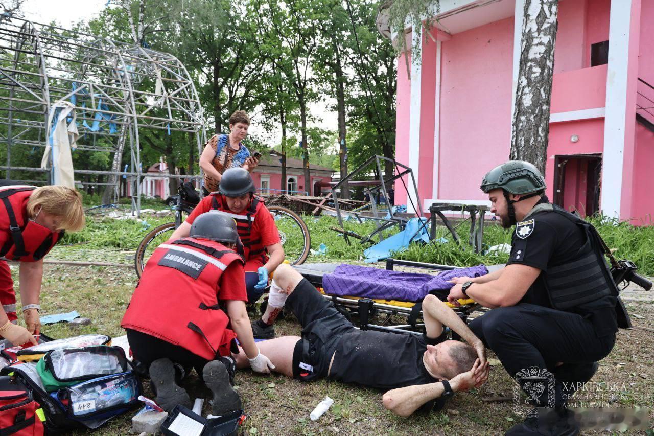 昨天大约17点35分，敌人用4枚制导炸弹袭击了哈尔科夫。其中一枚炸弹击中了儿童铁