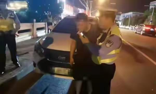真的太嚣张了！云南玉溪，一货车司机在路上规规矩矩正常行驶，啥错没有，结果后面小轿