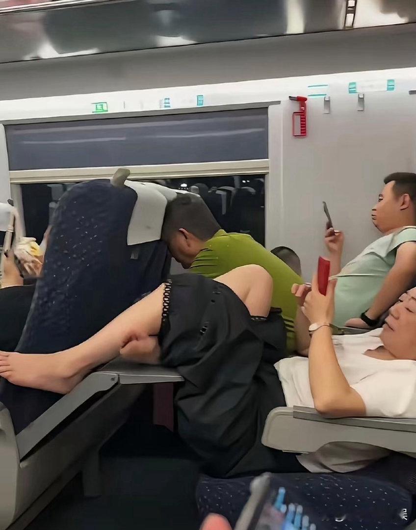 高铁上看到的，感觉她太过分了。