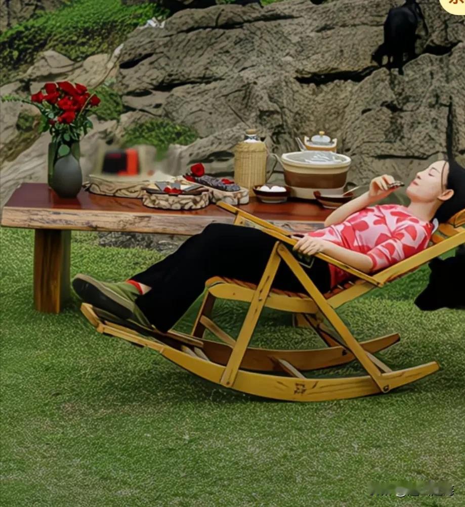 村镇冷冷清清，县城热闹涌挤。年轻人离开农村，到城市打工，不想再回来，要娶媳妇也要