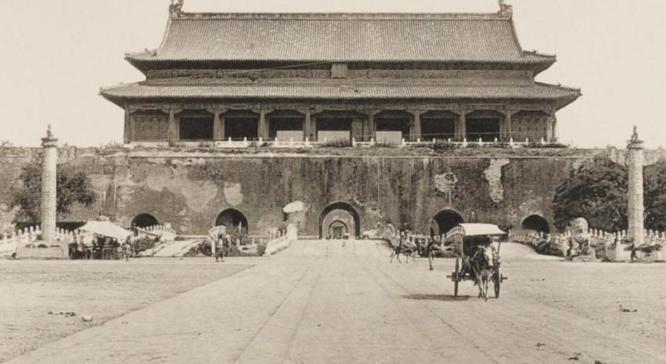 1969年末，中央打算拆掉天安门广场再重新建设，然而在施工的时候，工人们在旧天