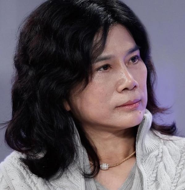 身价百亿的董明珠回乡扫墓，亲哥远远看见她，竟黑着脸掉头就走，连招呼都不打。董明珠