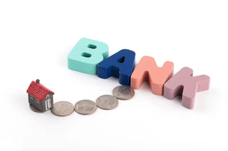 多家银行取消5年期存款！利率低至1.3%，普通人的钱该往哪放？家人们注意了