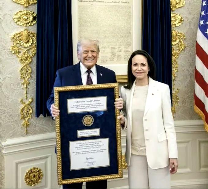 马查多向老特转让自己的诺贝尔和平奖，老特咧着大嘴笑了。这俩货，让诺贝尔和平奖的严