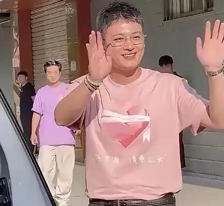 欧毫变化很大，发福了，有了中年人的模样。以前瘦的时候，笑起来阳光灿烂，牙齿很白