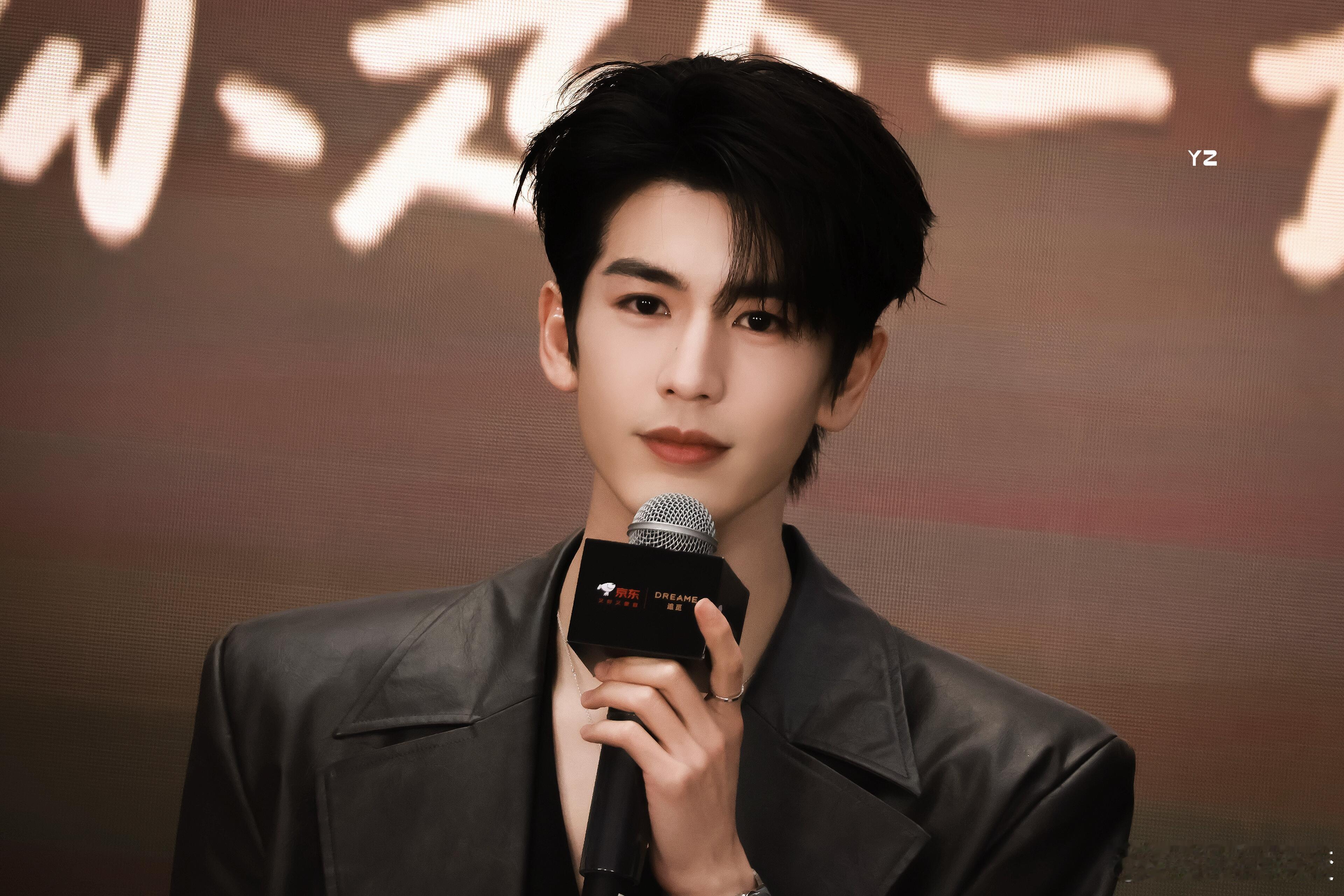 张凌赫完全雕塑来的离人很远离神很近了张凌赫｜​​​