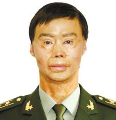 1995年，一名解放军战士在乘车回部队的途中，劝司机不要停下加油，但司机执意停下