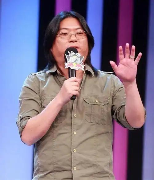 我为什么坚决反对矮大紧复出捞金？原因很简单，因为他做的每一件事都结结实实的把