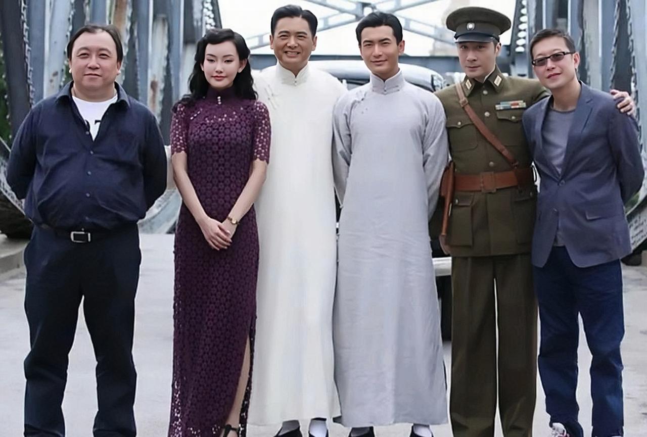 周润发与黄晓明合影旧照，还有导演王晶，影帝吴镇宇等明星演员。2012年，他们