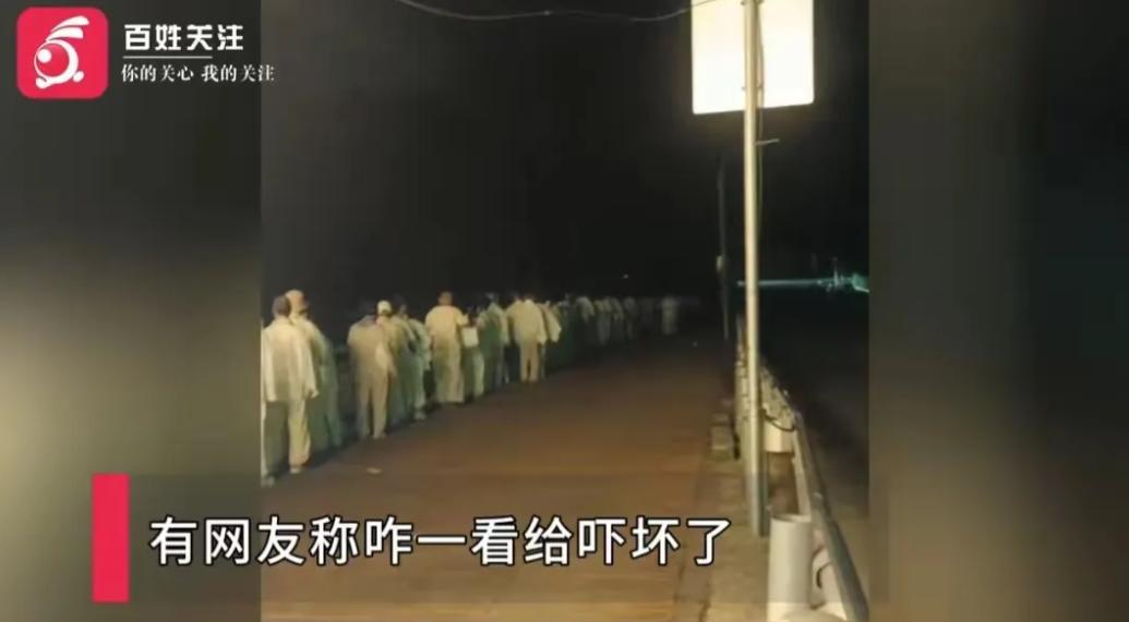 广东广州，一男子凌晨4点回家，突然，他被眼前的一幕惊呆了，只见50多人，看着都6