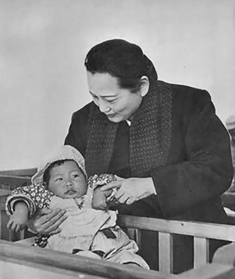 1960年，72岁的宋庆龄独居上海，客厅里走出一群孩子，张口喊她“奶奶”，这声叫