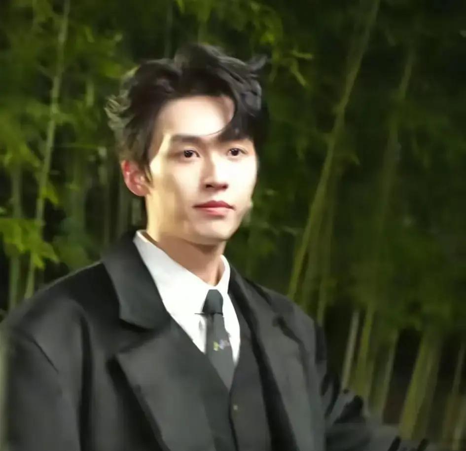 吻戏拍完，导演喊“卡”的瞬间，他俩嘴唇还没分开，眼神里的爱意已经“解体”了。刘