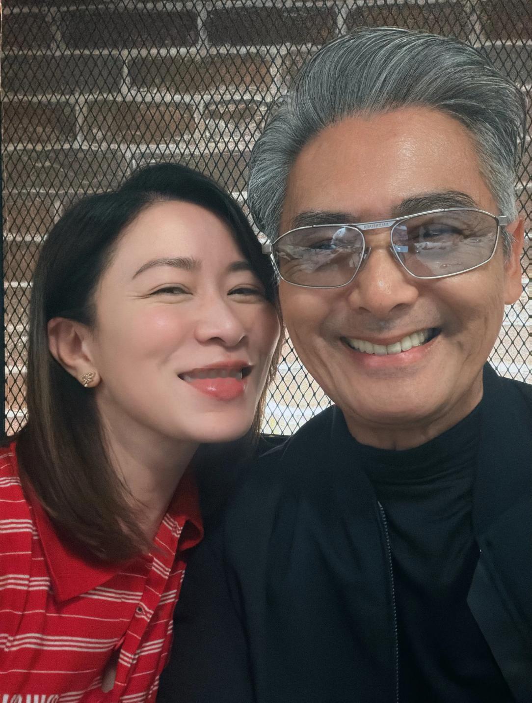 左边是佘诗曼，1975年出生，身高165cm。右边是周润发，1955年出生，身