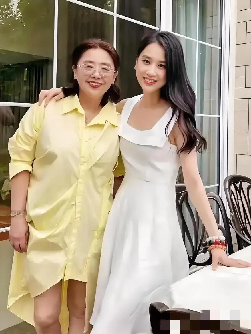现在全网最开心的就是杨子吧？他开心不是和留几手相处的很愉快，也不是和黄圣依离