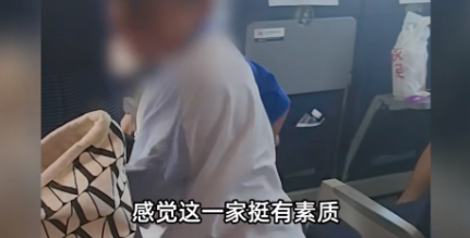 “笑不活了！”近日，两个小男孩在上海开往大连的高铁上，因为互相看不惯对方而打架，