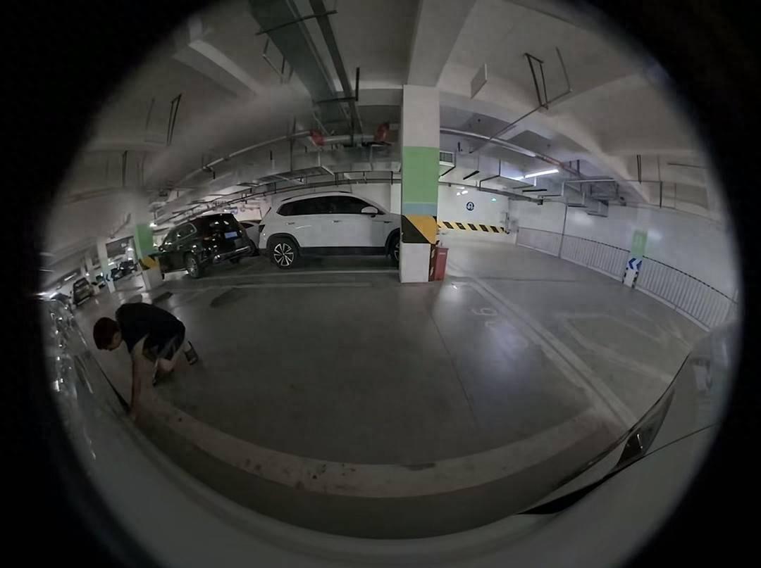 四川成都，小区地下车库里，一名业主发现有一辆车多次违停，挡住自己的路，碰巧遇见车