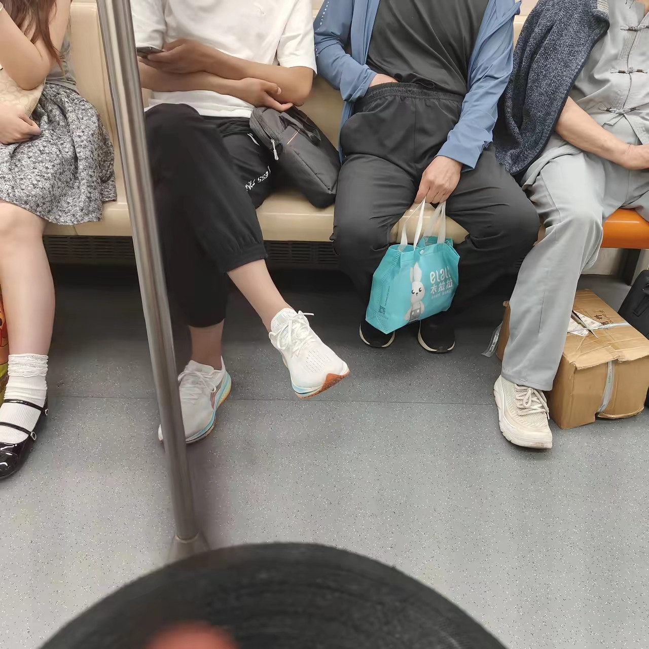 地铁上这样老男人是不是变态，坐他对面可不自在