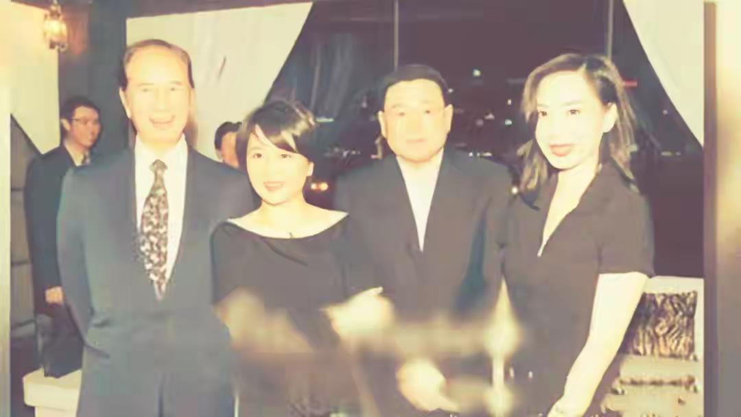 赌王四太年轻时和邝美云合影，她们都是显年轻的女子，即使上了年纪依然好看。如今四太