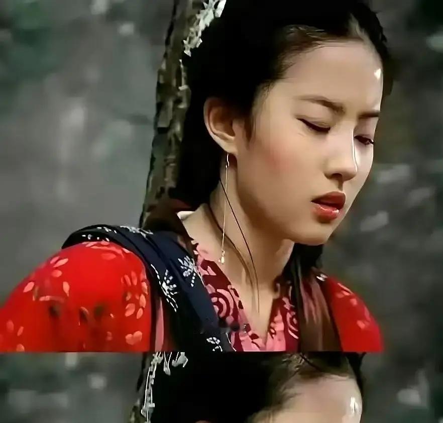 刘亦菲16岁去试阿奴，衣服拉链卡到一半拉不上，她尴尬得脸通红。导演李国立盯着她