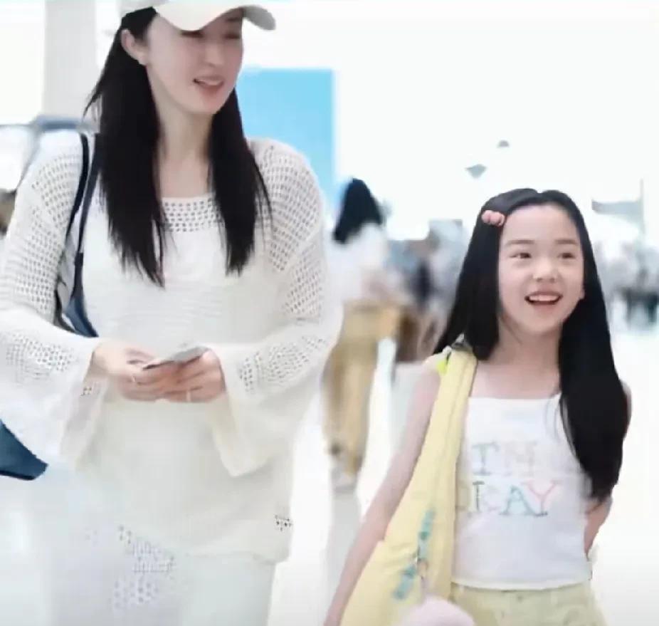 董璇二婚，火的不是董璇，也不是张维伊，而是董璇的女儿小酒窝。现在感觉全世