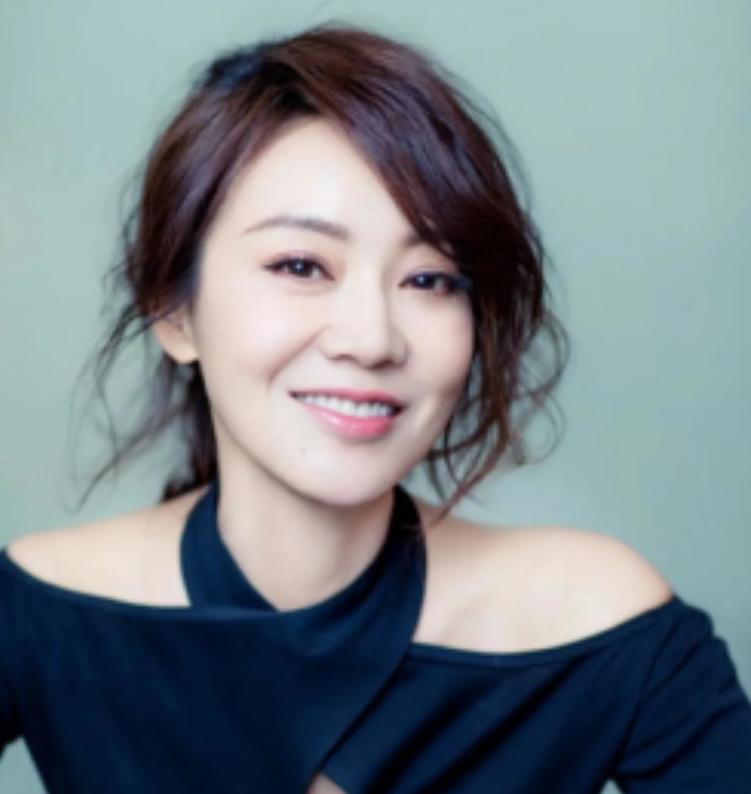 震惊！闫妮离婚17年零瓜葛前夫净身出户留百万竟藏这秘密2004年娱乐圈