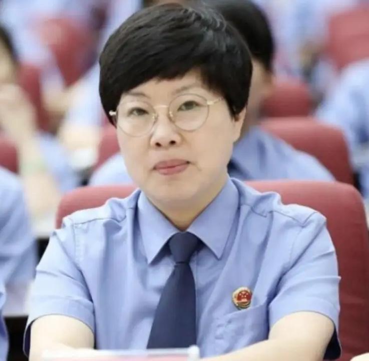 通报把我看傻了！孟宪英，在政法系统工作多年，以“铁腕反腐”著称，曾拒绝五沓百元大
