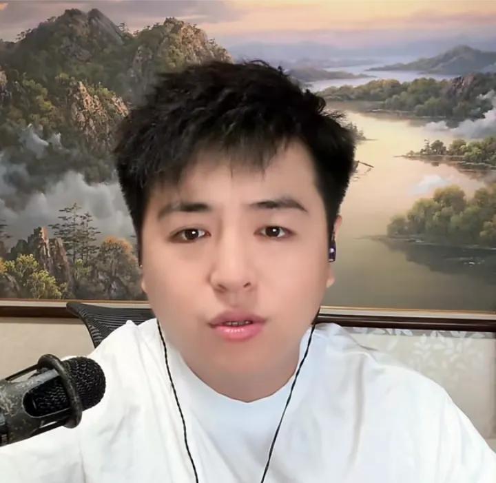 张伦巴今天直播间说：马上月底，他那么大岁数，不知道下个月啥日子吗？这是聚集，