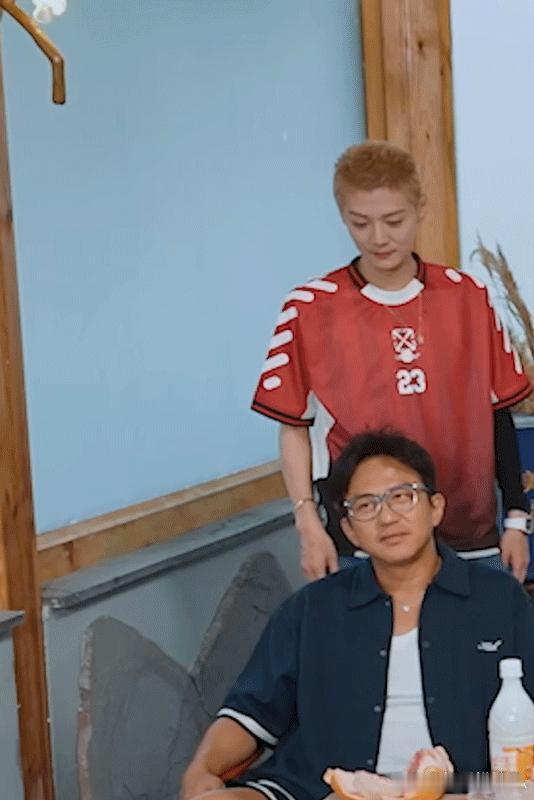 1.张若昀一张极其精明的脸，让他去演一个职场小白，这根本就不可能完成，他只能去刻