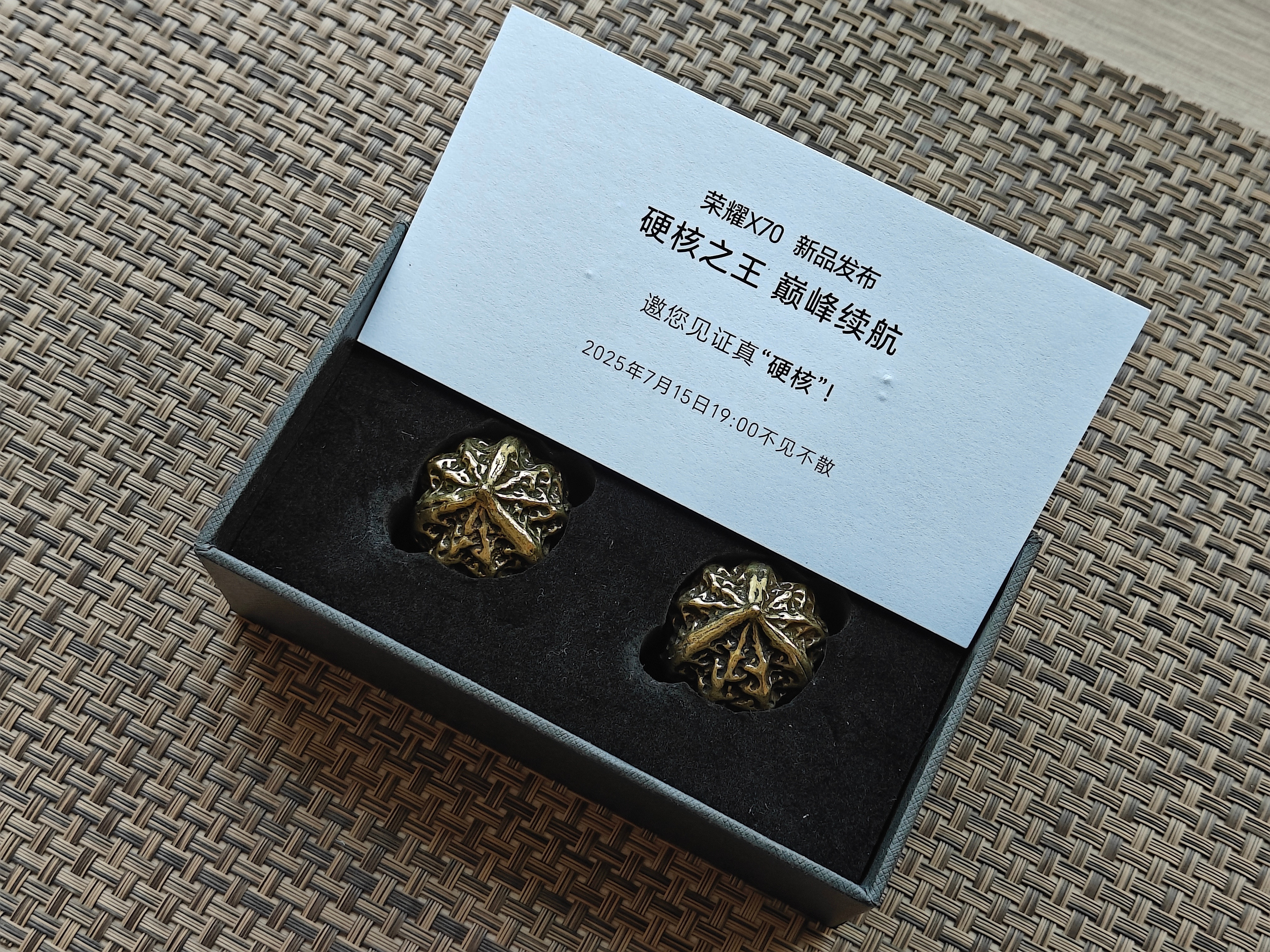 耀子是真会整活！X70发布会邀请函居然是两个金属核桃，这个属实真“硬核”荣耀X7