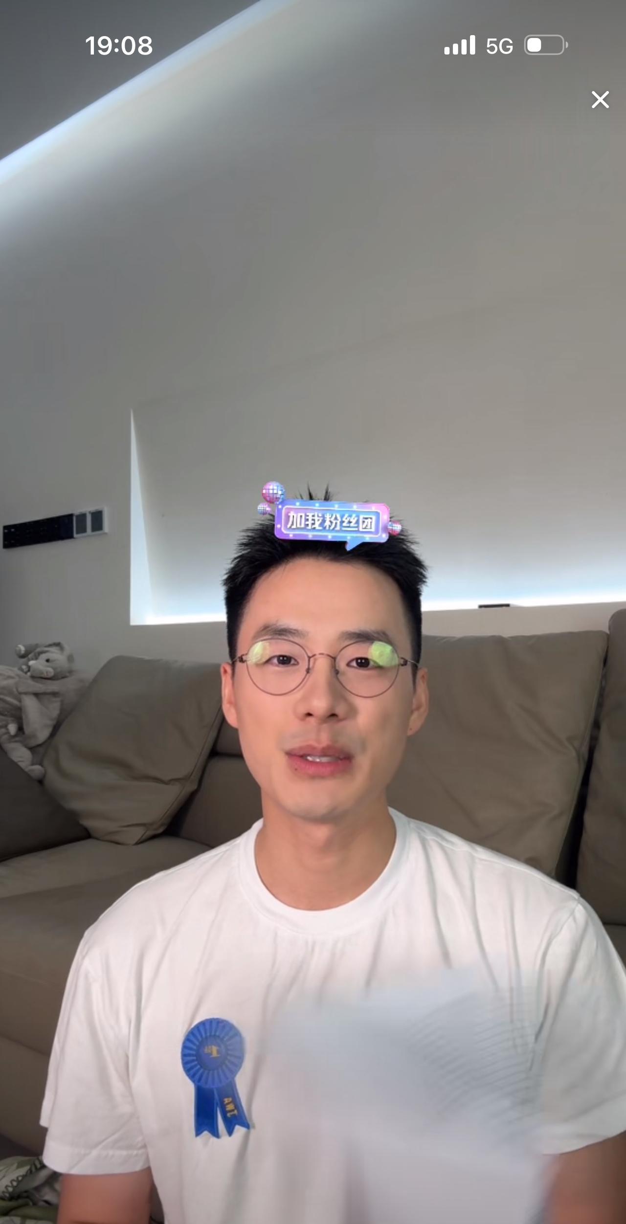 今天晚上7点多的时候顿顿在自己的个人账号开始了自己的第一场直播，开播不到十分钟在