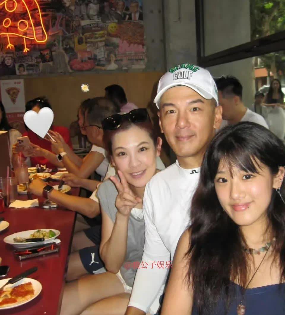 贾静雯大女儿晒与亲爸孙志浩和继母林若亚合照，一家三口罕见同框，幸福感满满！梧桐妹