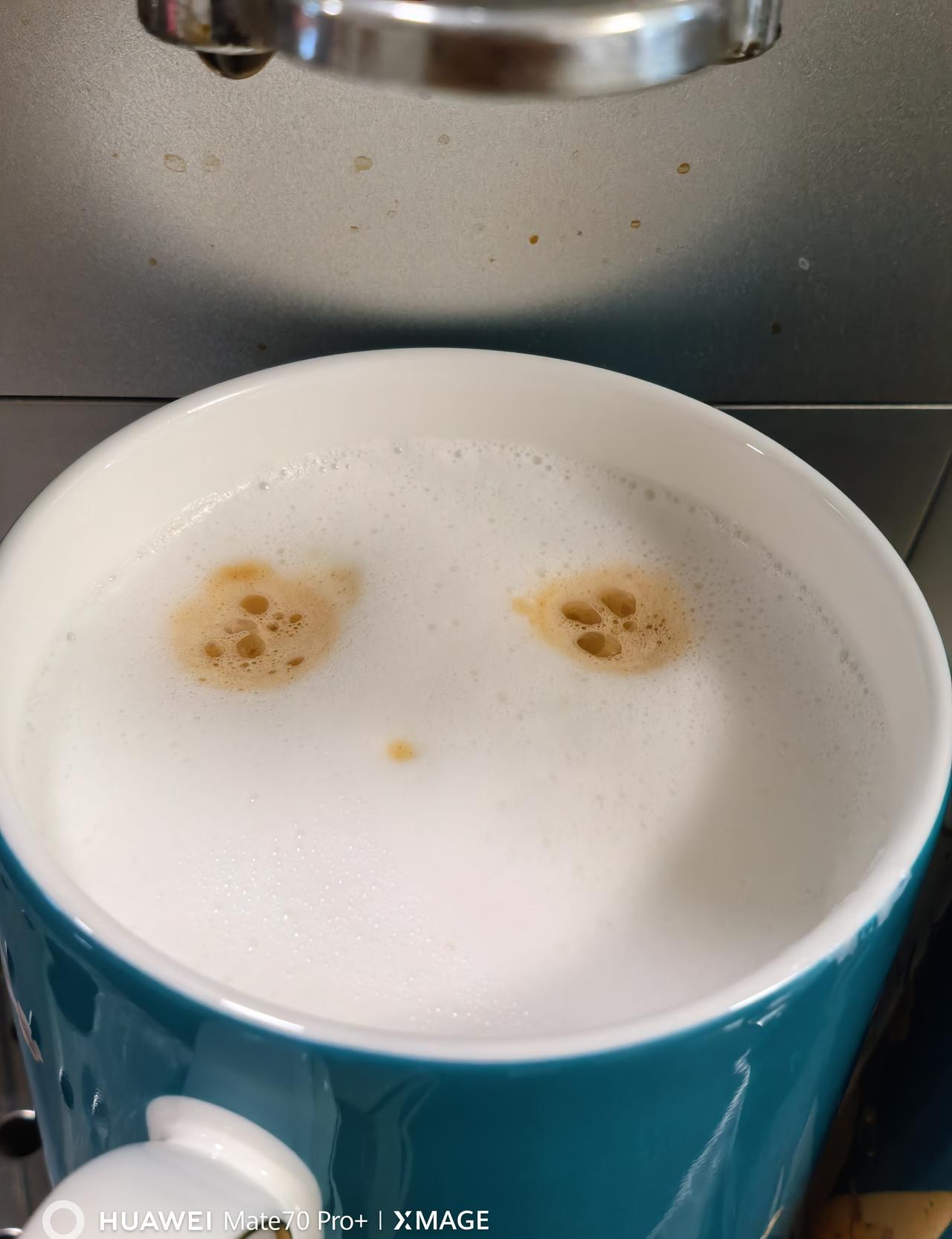 奶泡一戳就塌？别急着怪技术，牛奶先换。山姆那桶2L的“蒙牛奶泡专供”，蛋