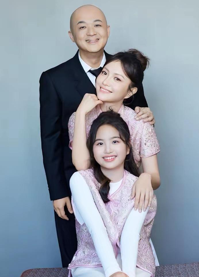 一台春晚，一个节目，钱没少拿。结果呢？一家三口上去，表演了个集体朗诵。全程，那