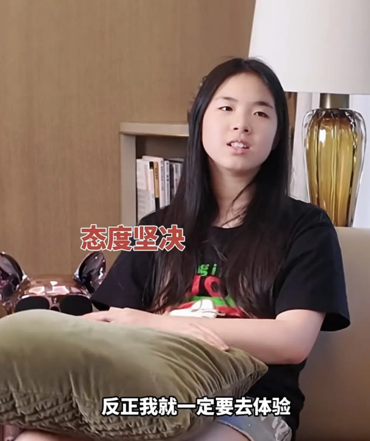 想生女儿的，找老公还真要找个帅的！看看黄奕年轻时的相貌，那简直惊为天人！
