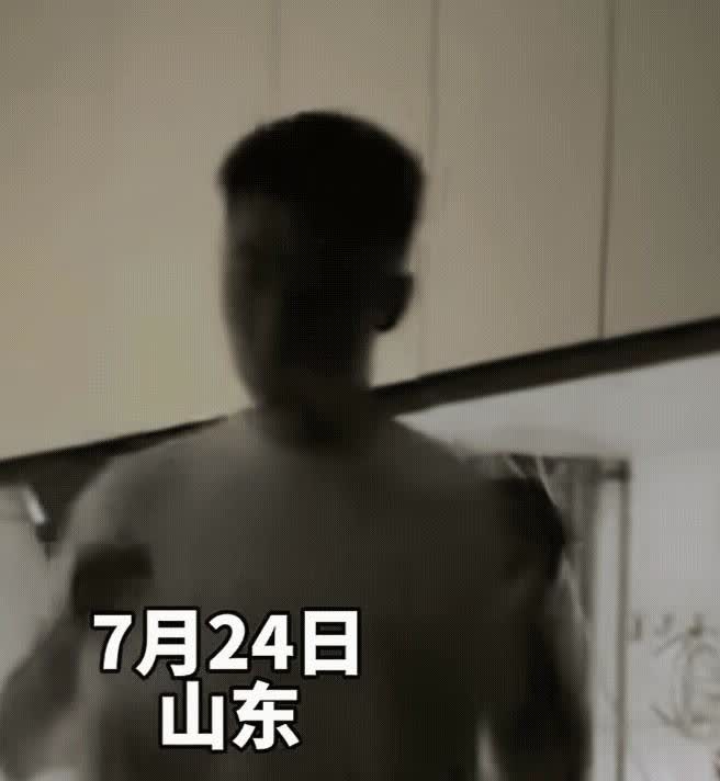笑不活了！山东一名男子晚上肚子饿了，跑到外面去买了些小吃回家，然而，当他