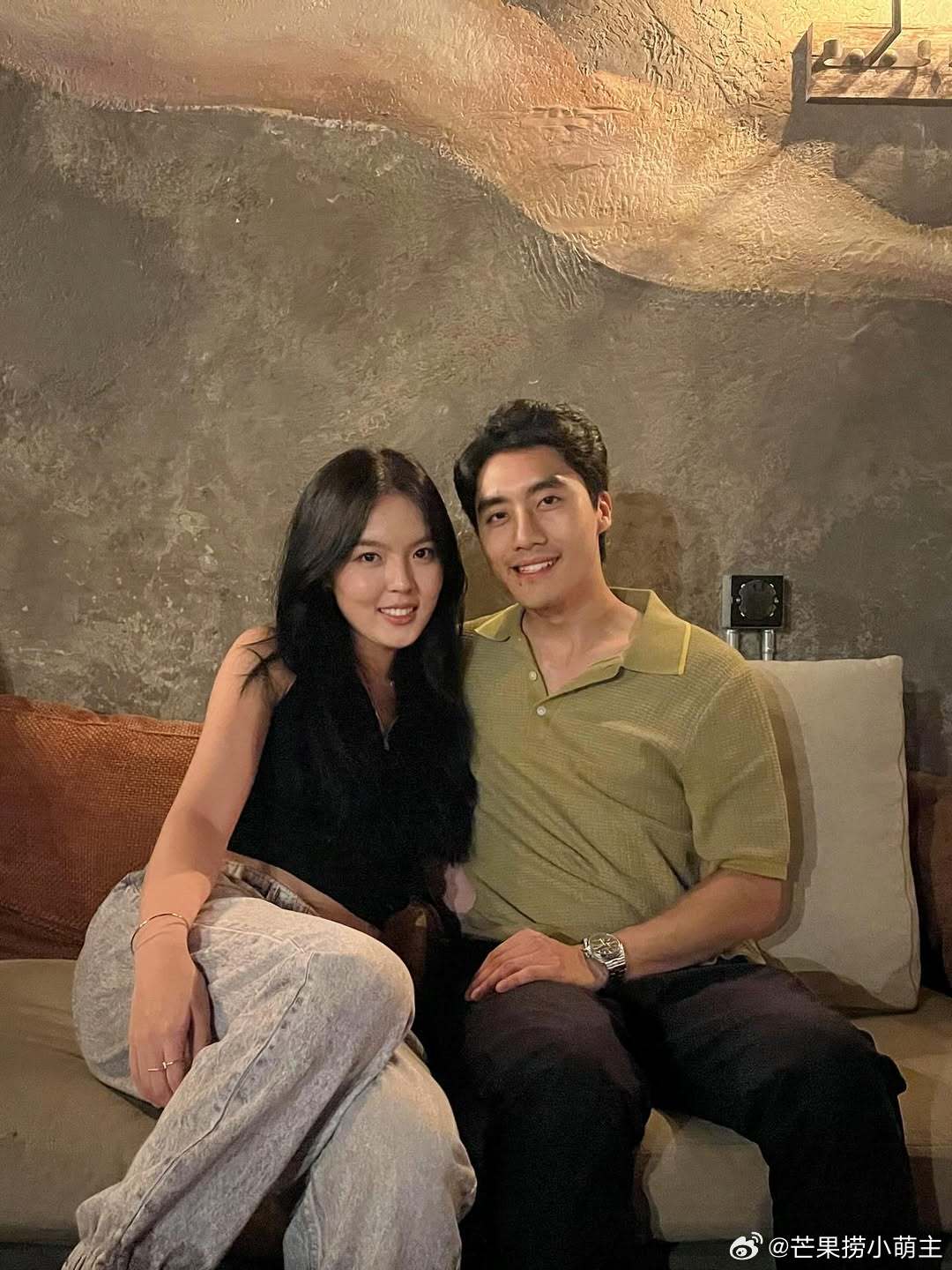 李咏女儿恋情李咏女儿疑似恋情李咏女儿疑似恋情，法图麦靠在男友怀里，男友搂着她，