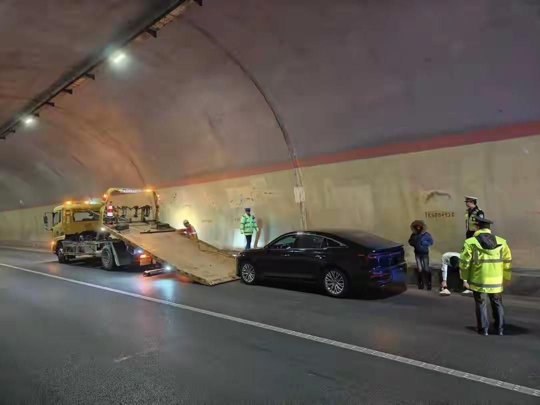 兰德高速定速巡航失灵的小车，大概率是一辆国产车，具体是一汽奔腾的奔腾B70。下