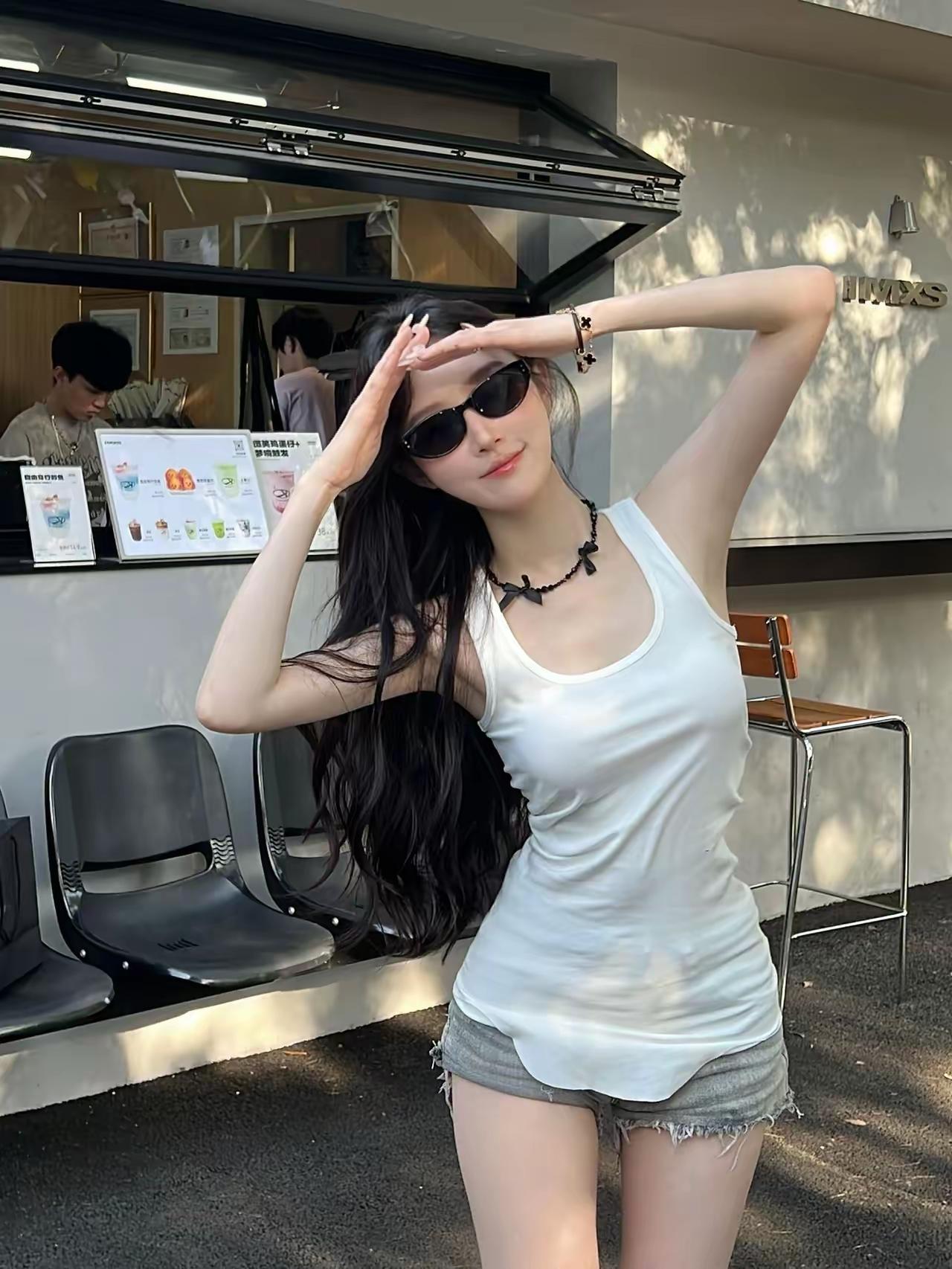 夏日清凉穿搭，白色背心+牛仔短裤，阳光下的甜美少女