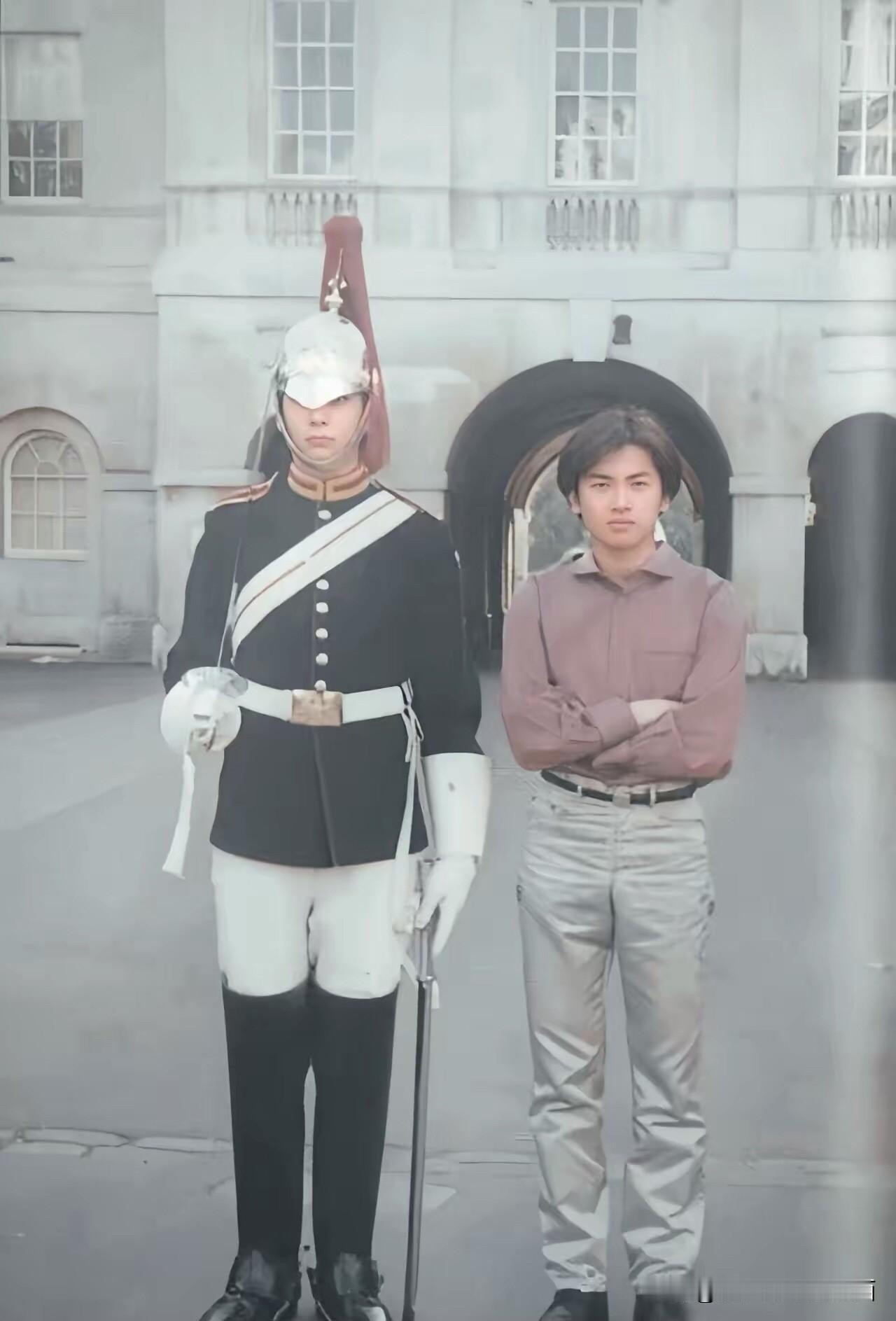 苏有朋年轻的时候应该算的上是小虎队里最帅的一个，就是个子矮小了一点。年轻时