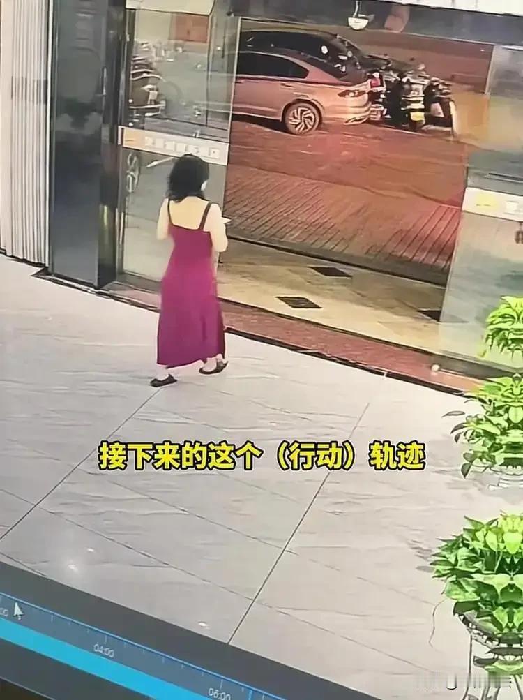 河南郑州，怀孕三个月的女子和家人在海南旅游，中途和家人吵了一架，竟穿着连衣裙和拖