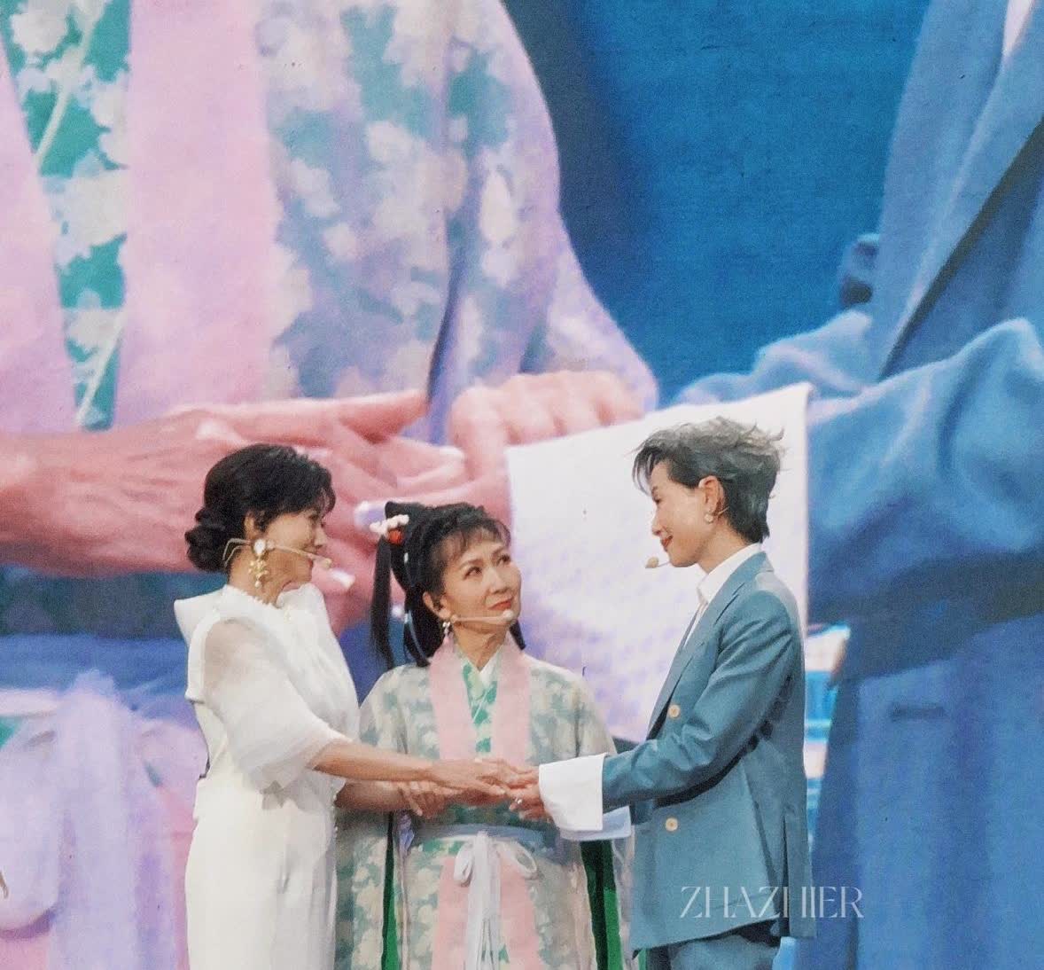 叶童退出巡演，其实早有预兆大家还记得叶童刚参加浪姐的时候，节目里有一个打