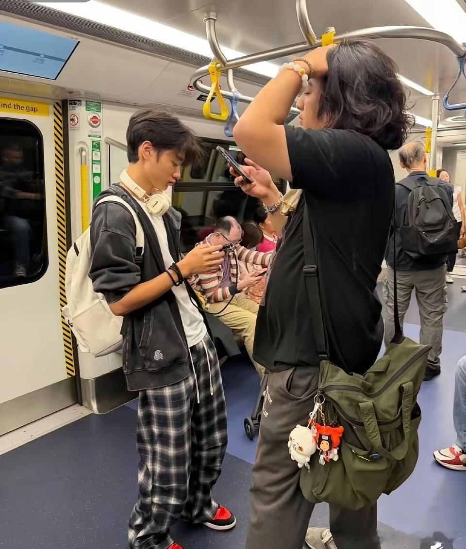 香港地铁偶遇费曼杨阳洋，小哥两总是在一起！​​​