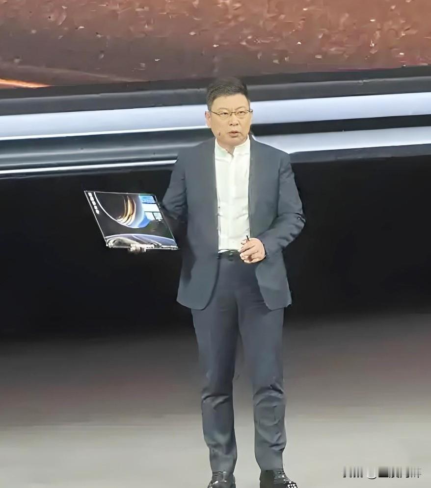 说句实话，我不看好炒得很火的那个卖23999元的折叠笔记本电脑。产品好不好，用户