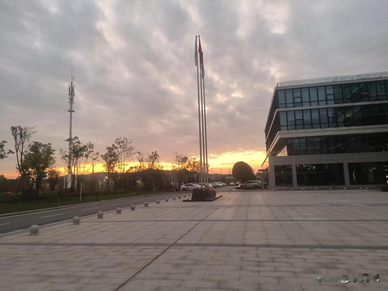 调研结束，写两句诗朝阳出门暮夜归，肩担风雨踏尘飞。才子们往后接。。。。