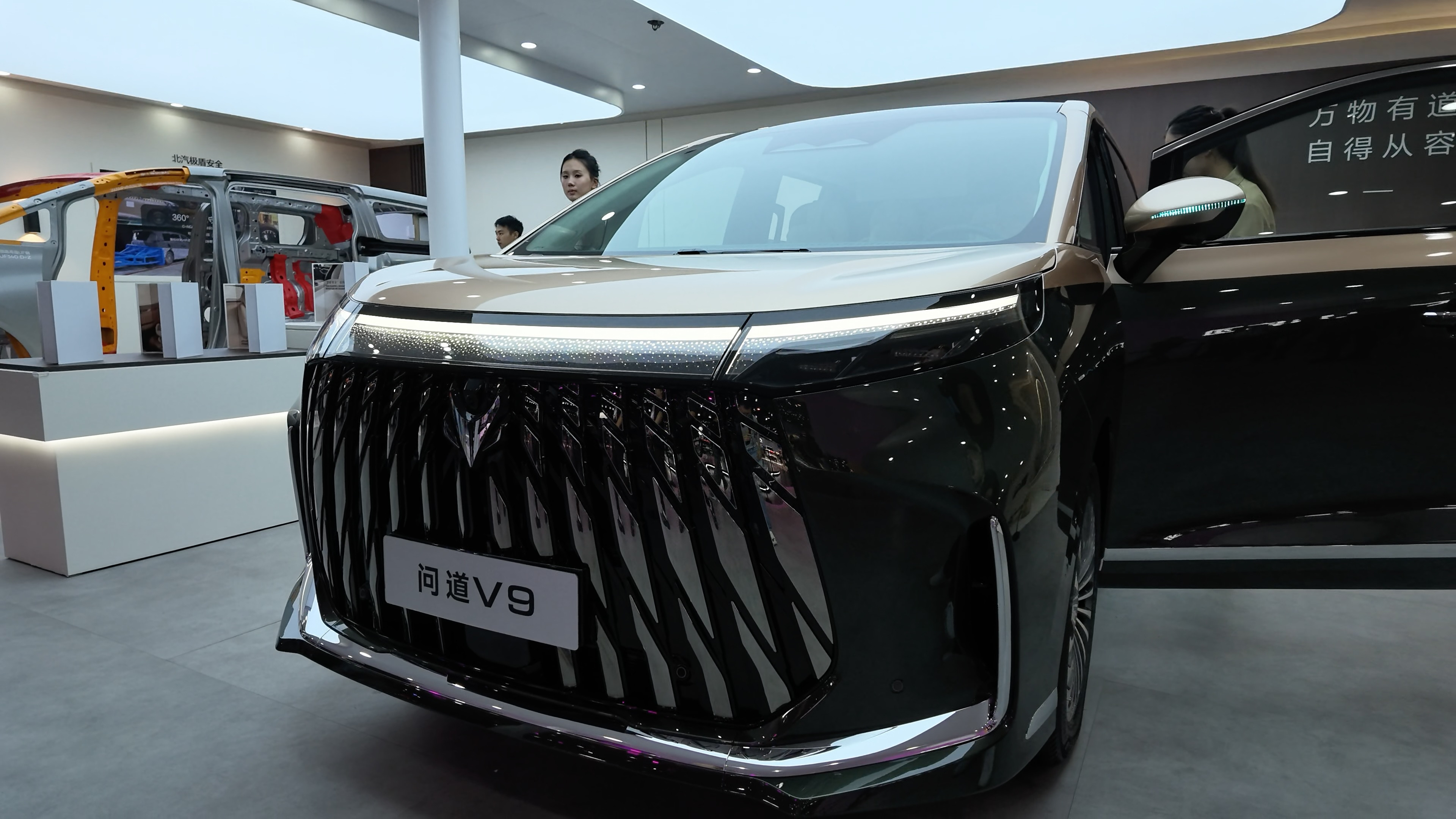 2026成都车展：现场看极狐问道V9，超大空间新能源MPV最低19.48万