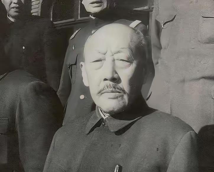 1950年，79岁的汉奸张景惠，在战犯管理所看见一个穿解放军军装的人，仔细一看，