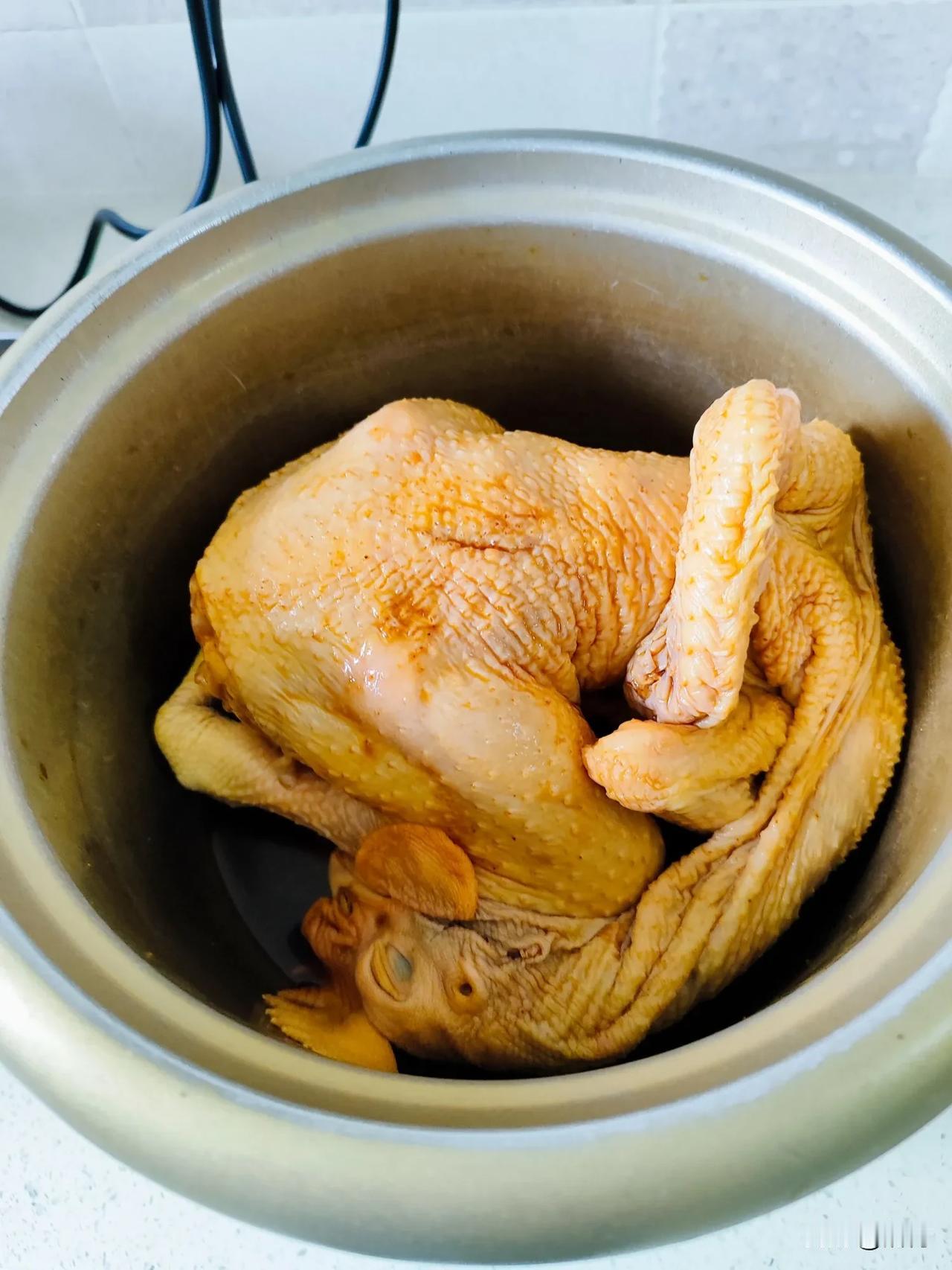 昨晚女儿给我打电话说想吃烧鸡了，我说那你就去熟食店买一只呗！女儿嘟着嘴告诉告诉我